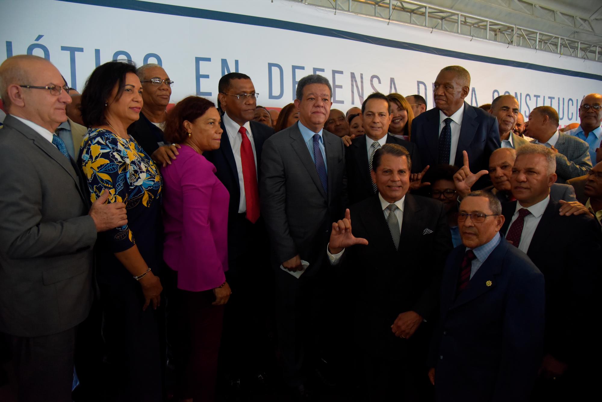 El expresidente Leonel Fernández durante el acto,  junto a exgenerales de la Policía Nacional en el Club Los Prados. 