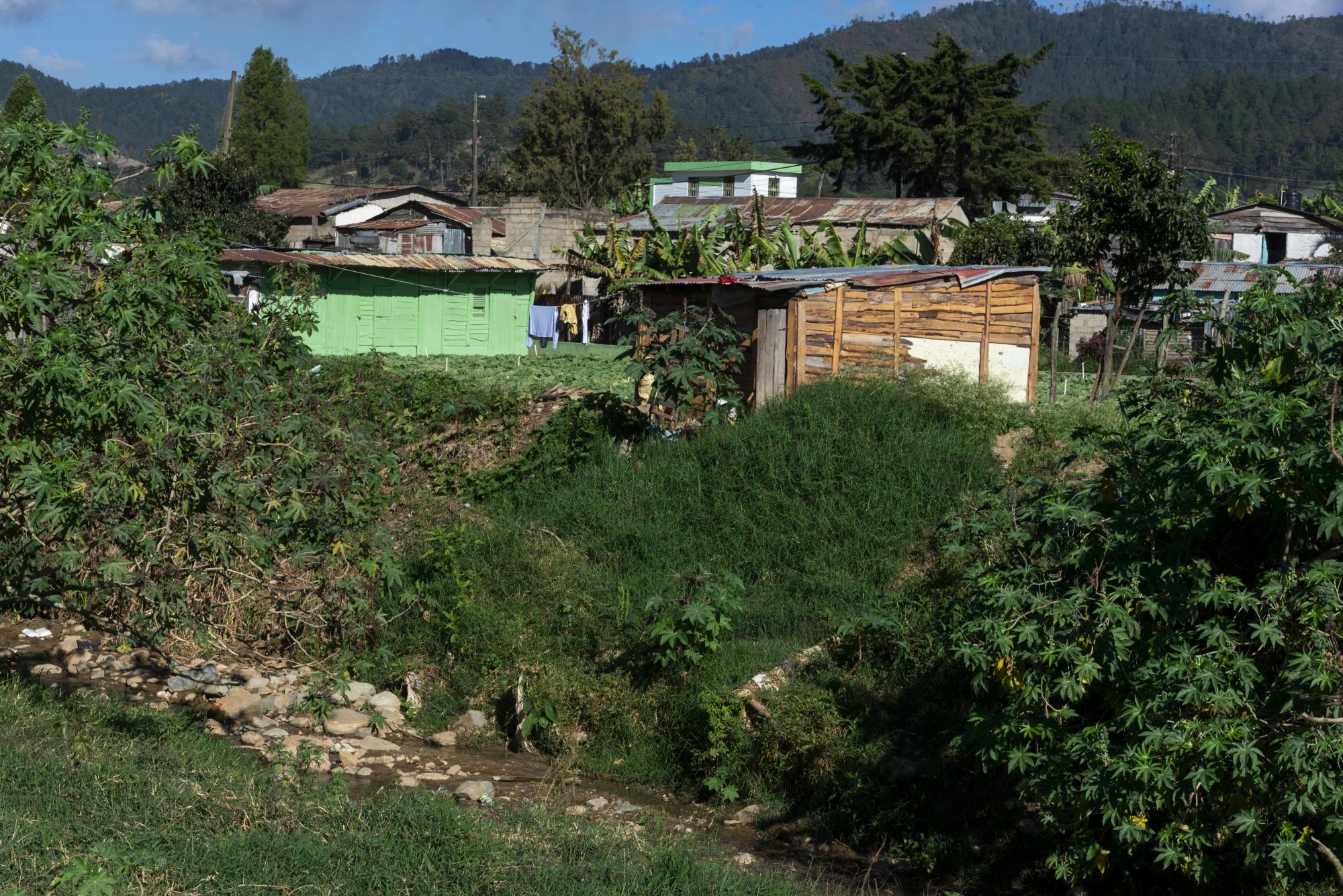 Algunas de las viviendas levantadas a pocos metros del cauce del río Tireo. 