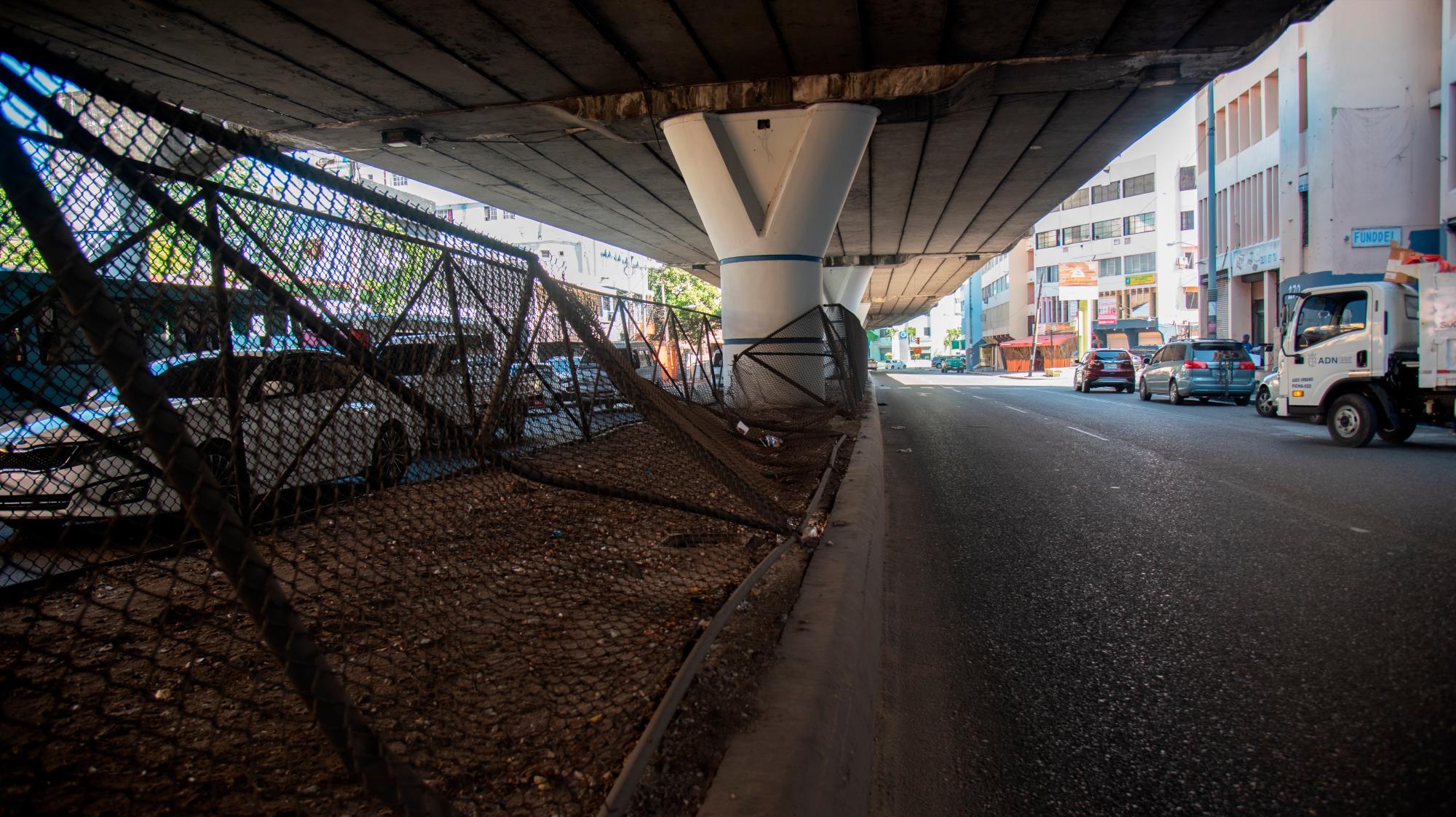 La malla está destruida en algunos tramos y sucia.