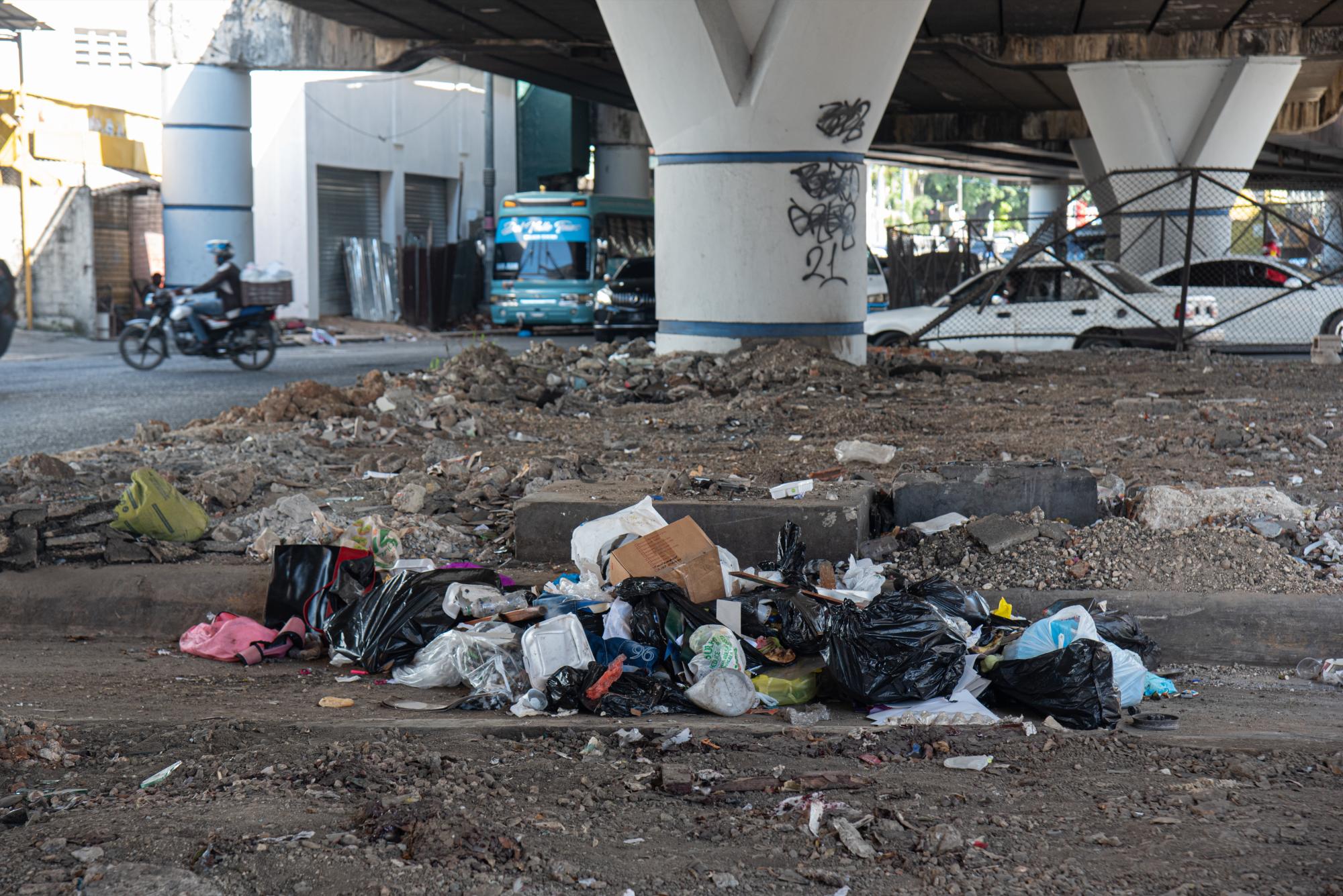 En algunos tramos la basura se acumula ante la vista de los transeúntes (Foto: Neal Cruz)