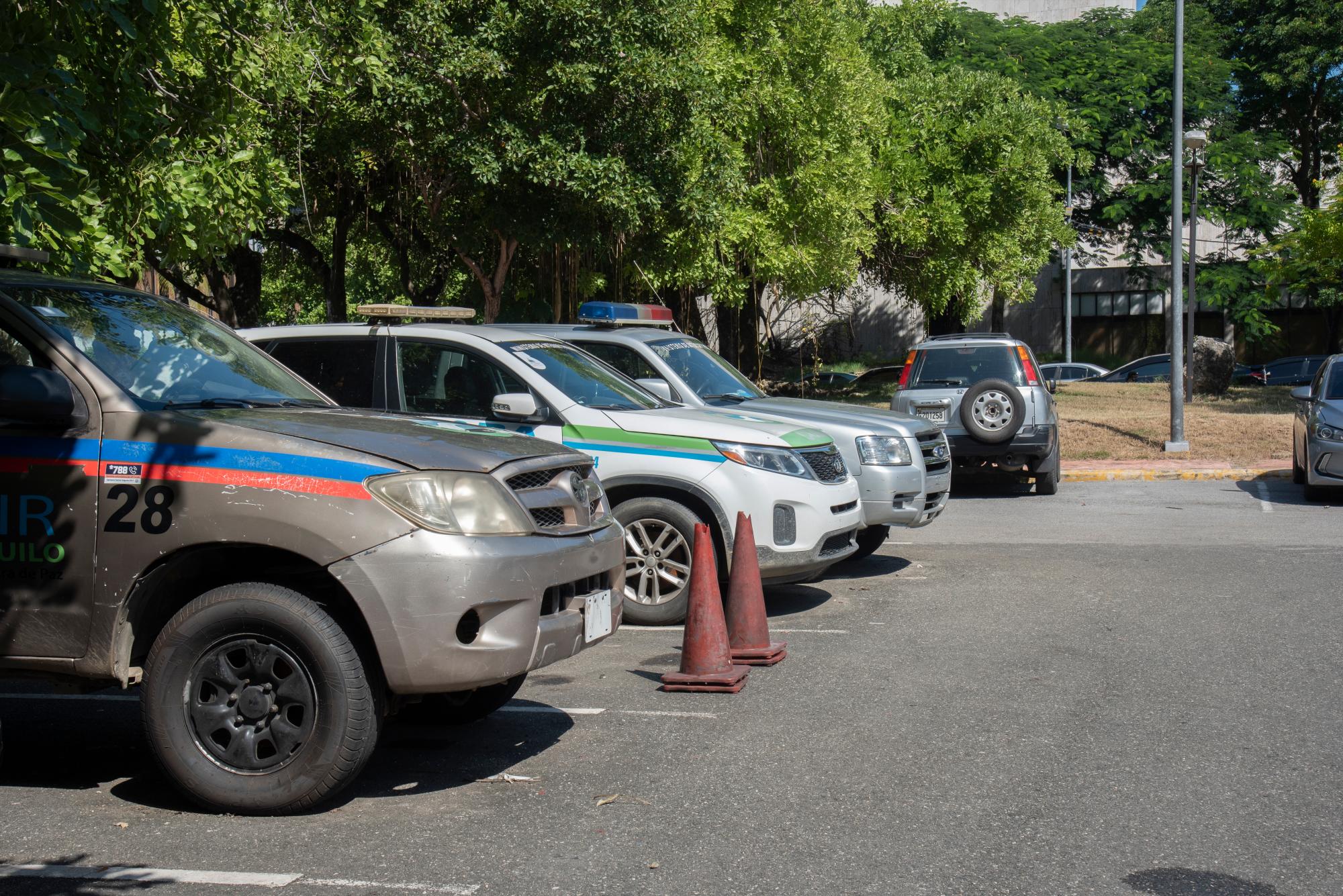 Vehículos de Interior y Policía estacionados en la Plaza de la Cultura. 