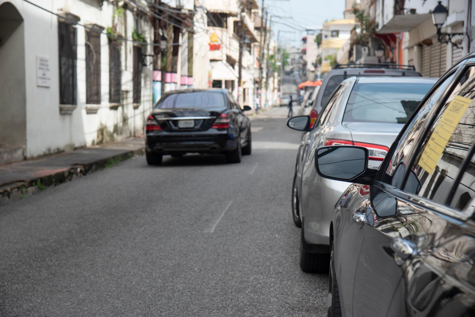 Los parqueos que existen en la zona no son suficientes para la cantidad de vehículos que demandan estacionamientos.