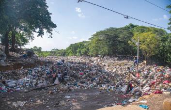 Se llena de basura otra vez estación de transferencia de Santo Domingo Este
