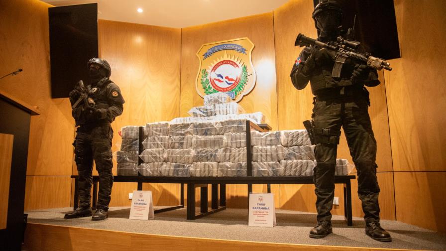 Apresan en Barahona a dos dominicanos y a un colombiano con 276 paquetes que se presume es cocaína Apresan en Barahona a dos dominicanos y a un colombiano con 276 paquetes que se presume es cocaína