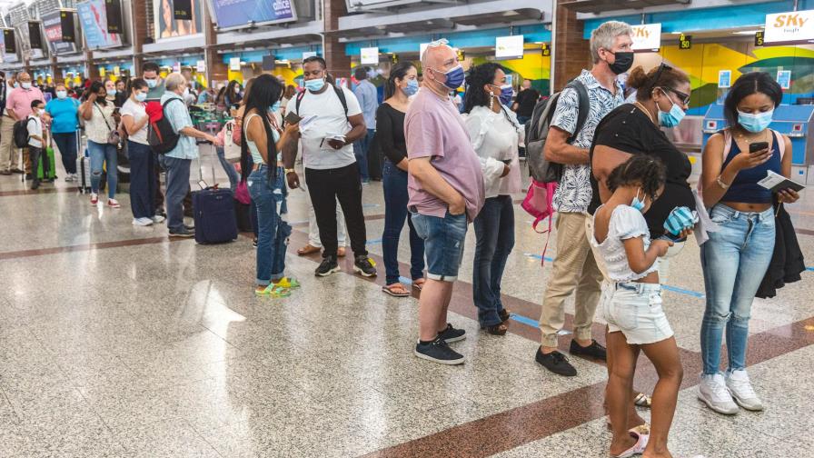 Pasajeros se presionan por llenado obligatorio de formulario digital para entrar y salir de la RD