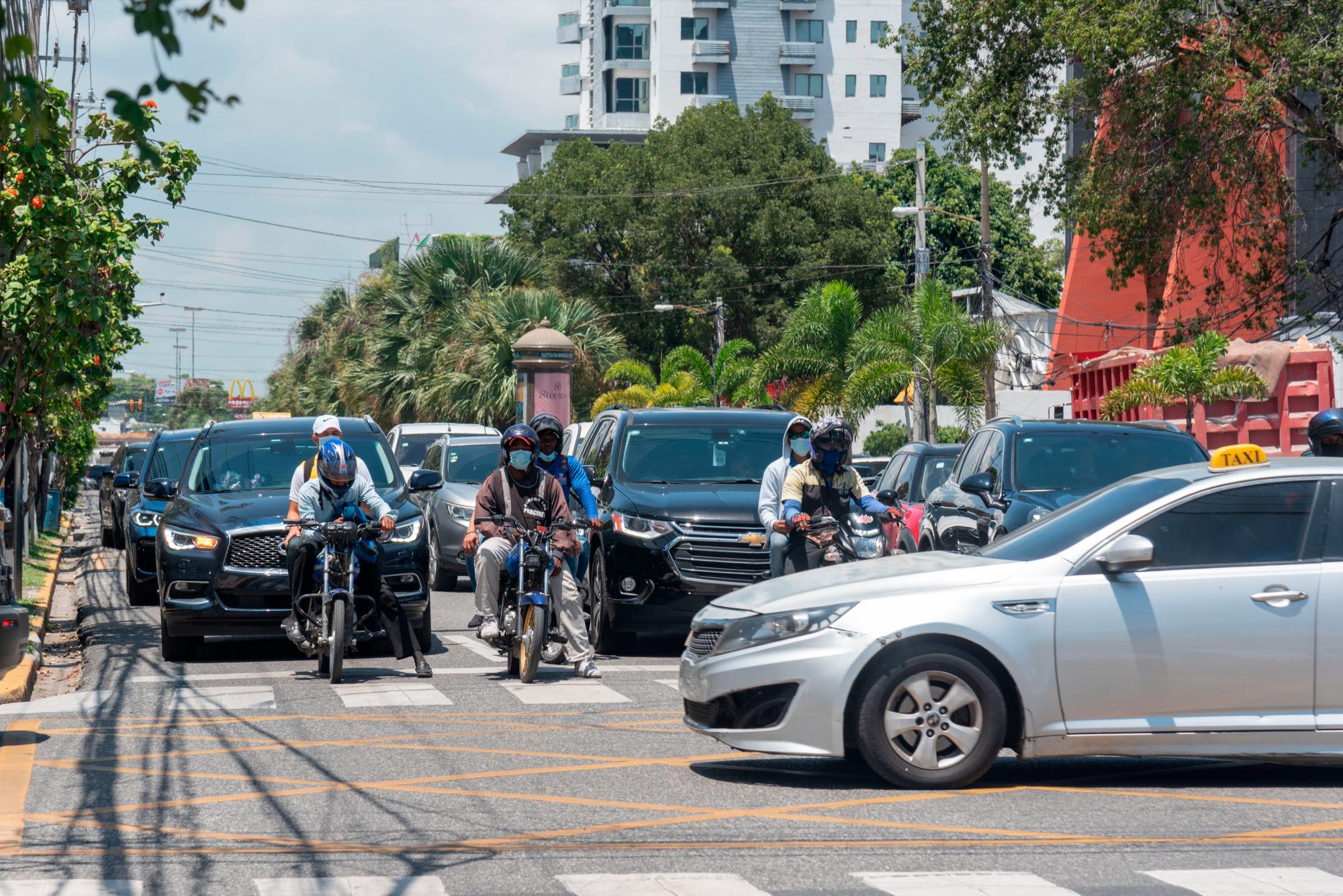 En la avenida Abraham Lincoln, casi  todas horas hay tapones 