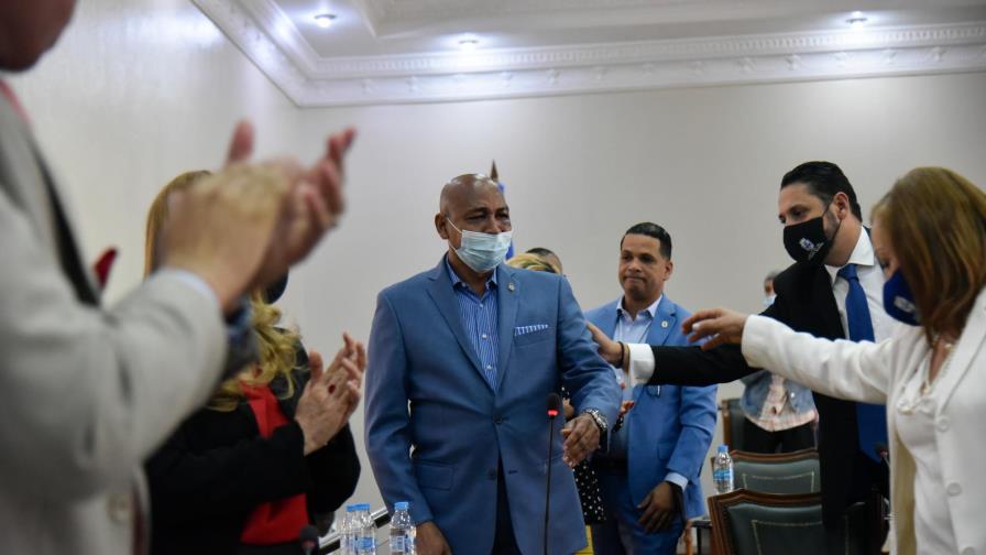 Regidor se despide con lágrimas y recibe reconocimiento de compañeros