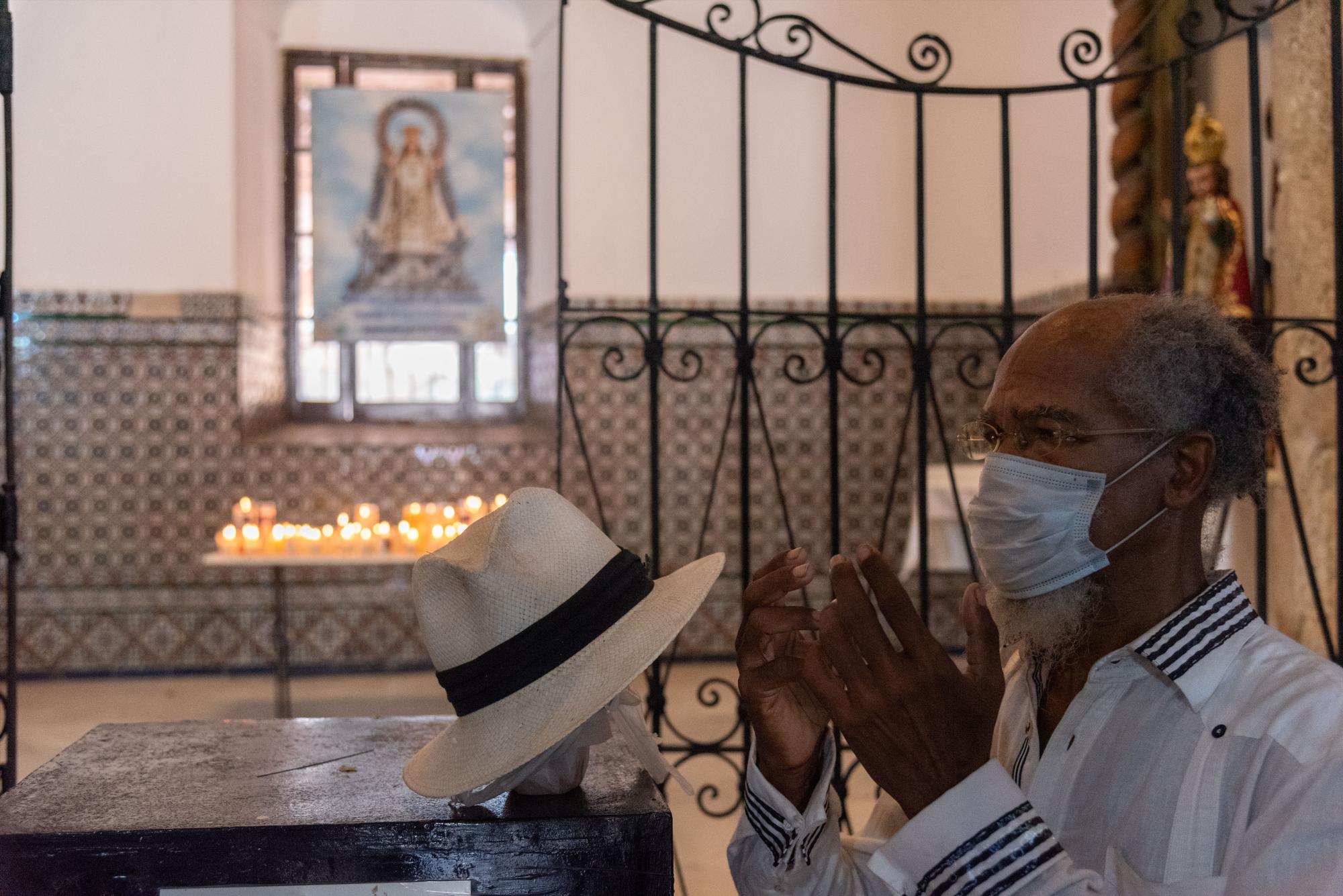 En la Iglesia de Las Mercedes un hombre se mantiene en oración durante el culto (Foto: Pedro Bazil / Diario Libre)