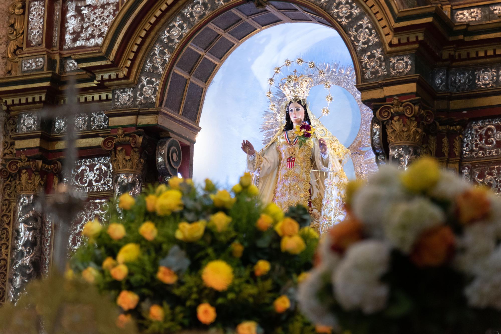 Vestida con sus mejores galas y rodeada de flores, así se celebró el día de Nuestra Señora de Las Mercedes (Foto: Pedro Bazil / Diario Libre)