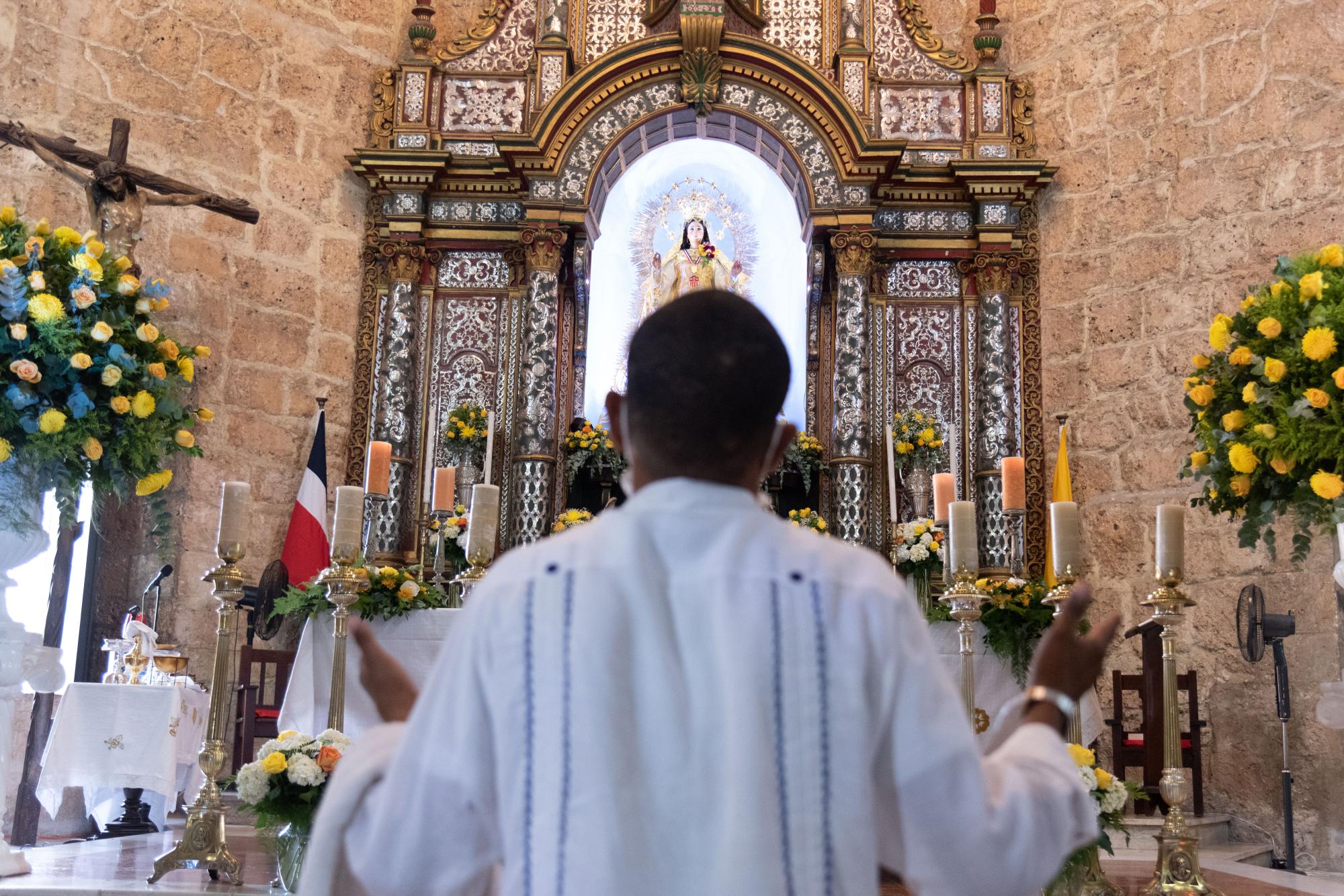En la Iglesia de Las Mercedes se llevó a cabo el rito católico (Foto: Pedro Bazil / Diario Libre)