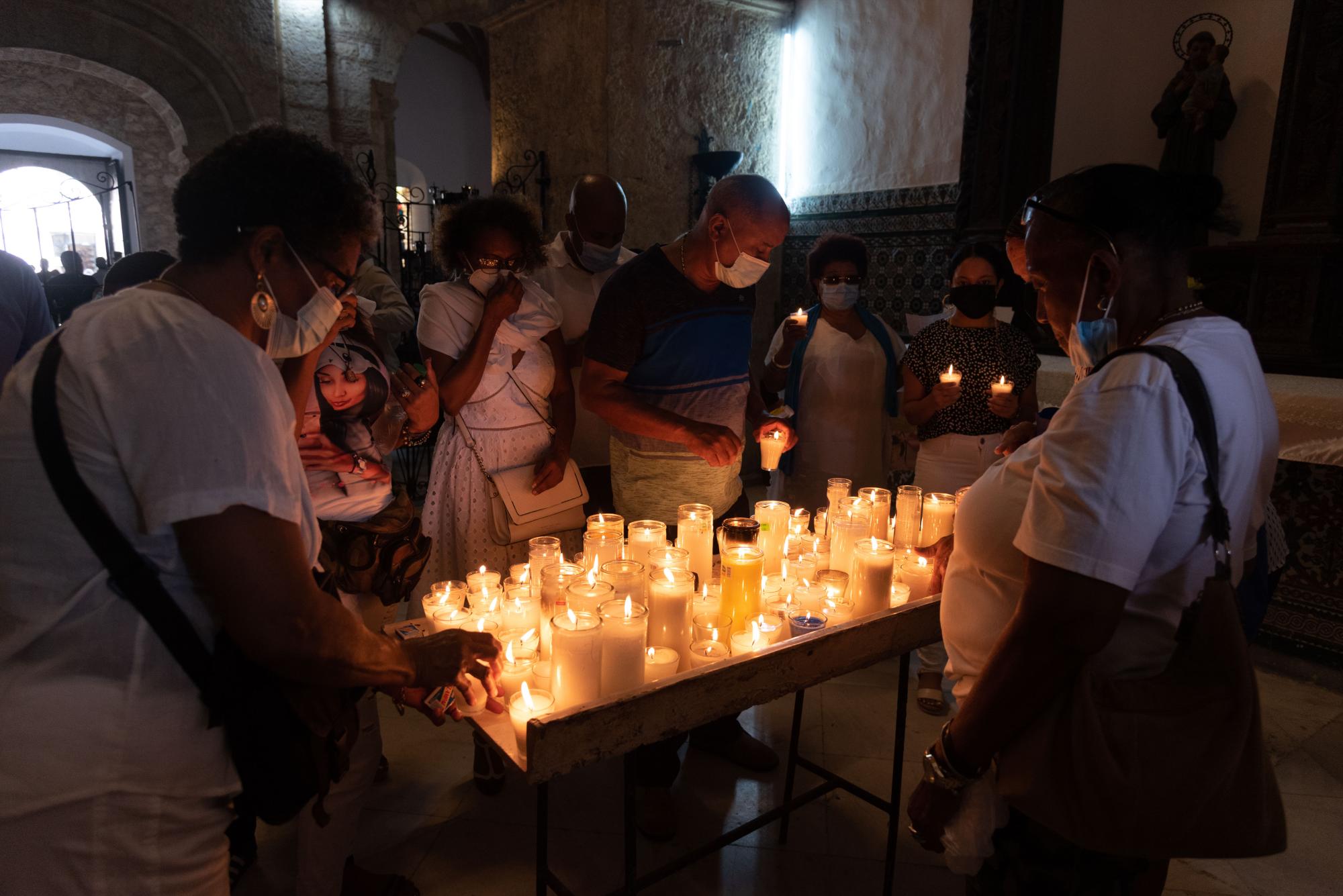 Las ofrendas, peticiones y oraciones no cesaron durante la celebración. (Foto: Pedro Bazil / Diario Libre)
