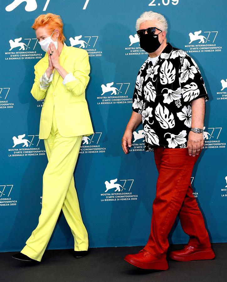 Pedro Almodóvar y Tilda Swinton posan en el photocall de La Voz Humana. (Efe/Epa/Claudio Onorati)