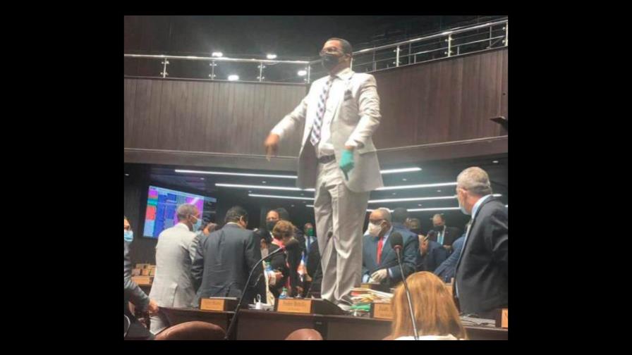 Con foto subido en su curul, Botello se queja de que lo han dejado solo en su lucha por el 30 %