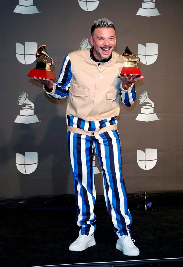 Pedro Capó posa con sus premios a Mejor fusión e interpretación urbana y Canción del año
