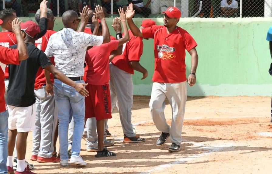 Halcones-A y Adovenprofar  ganan Zonas 1 y 3 de softbol del Distrito Nacional