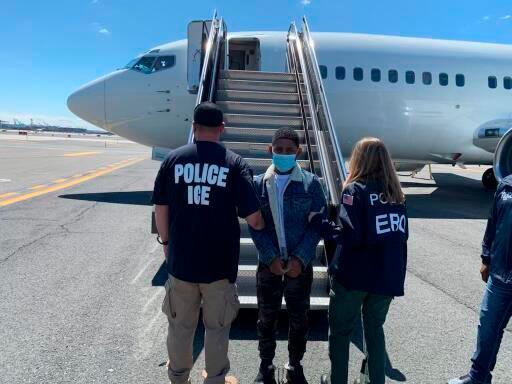 EE.UU. deporta dominicano buscado por homicidio y posesión ilegal de armas en RD