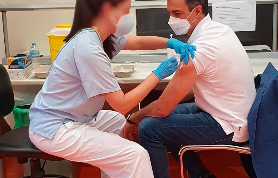 Pedro Sánchez recibe la primera dosis de la vacuna de el COVID-19
