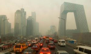 Pekín amanece envuelta en niebla marrón por contaminación y tormenta de arena