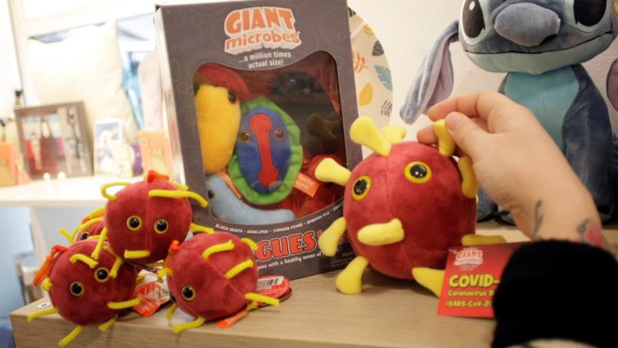Un peluche del coronavirus en España, el regalo solidario que arrasa