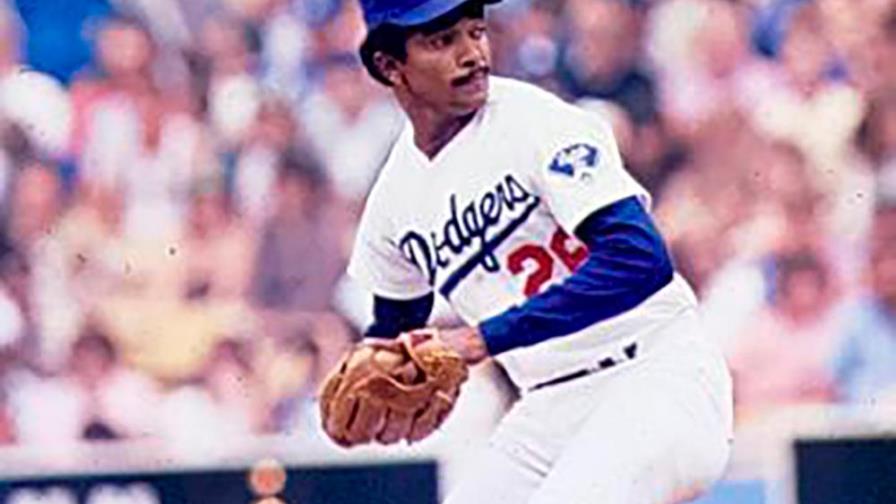 Alejandro Peña fue electo Novato del Año en 1980-81 con el Licey Alejandro Peña fue electo Novato del Año en 1980-81 con el Licey