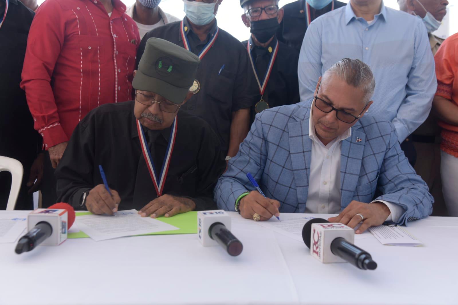 Fortunato Victoria, firmó un pacto para apoyar la candidatura del general retirado Taveras.