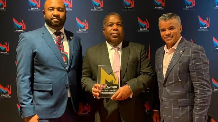 Tony Peña Guaba, coordinador del Gabinete de Política Social, recibe premio latinoamericano 