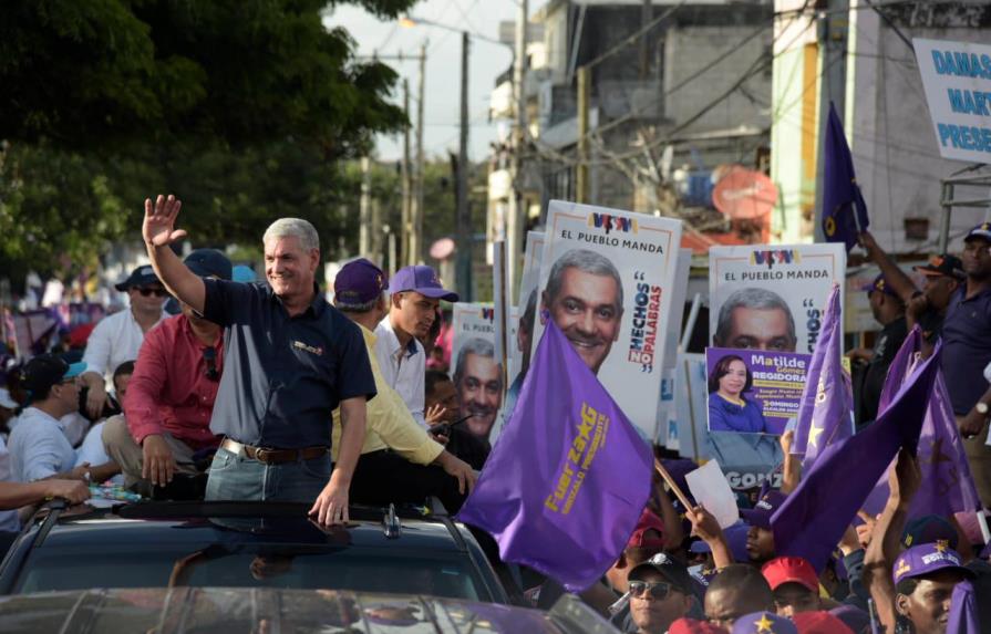 Danilo y Gonzalo encabezan caravana del PLD en la capital