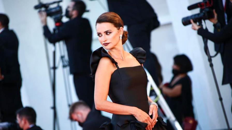 Penélope Cruz aparece en la alfombra roja de la gala de premios de Venecia