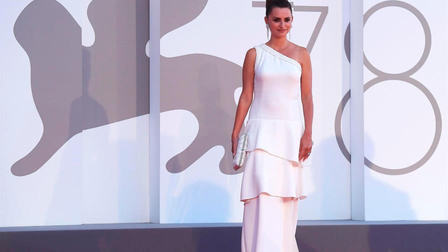 Penélope Cruz de blanco radiante en Venecia en una alfombra roja muy hispana Penélope Cruz de blanco radiante en Venecia en una alfombra roja muy hispana