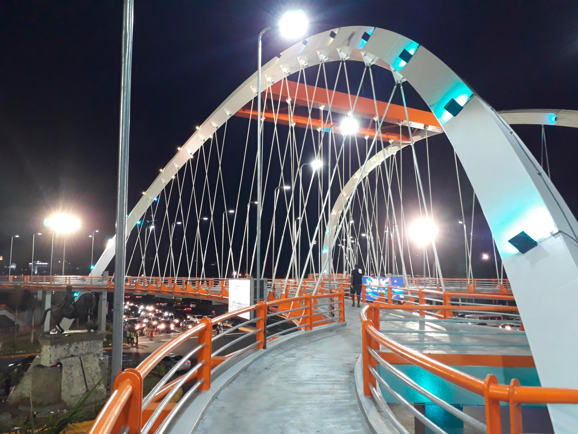 La iluminación hace más seguros los peatonales.