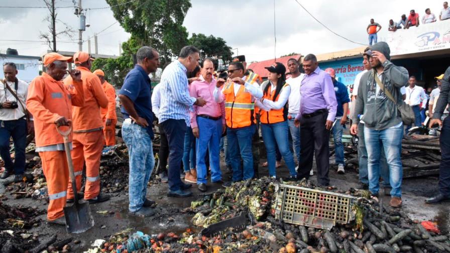 Gobierno evalúa daños causados por incendio a mercado de La Vega Gobierno evalúa daños causados por incendio a mercado de La Vega