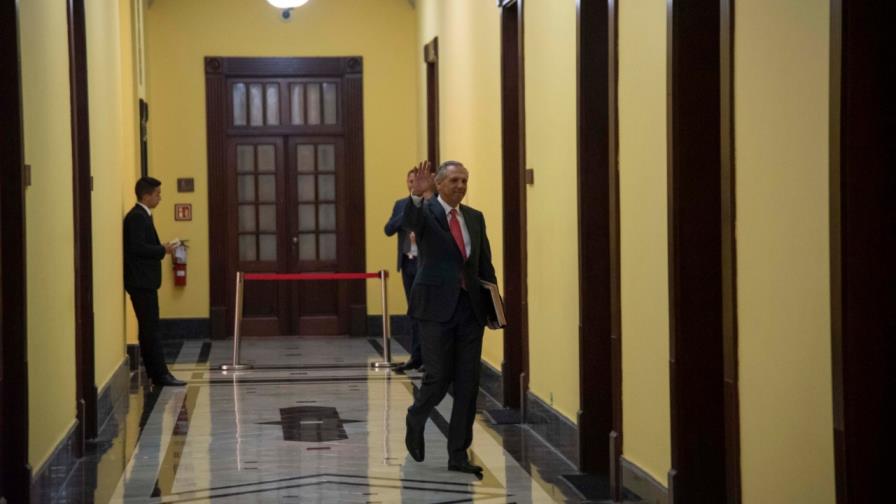 Reinaldo se reunió con Danilo en Palacio y salió oculto de la prensa Reinaldo se reunió con Danilo en Palacio y salió oculto de la prensa