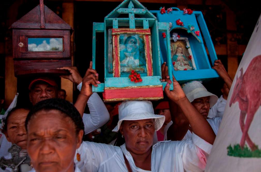 En los balcones del parque de la Basílica de Higüey, los peregrinos celebran con salves. 