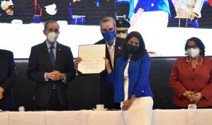 Abinader encabeza entrega de certificados del Diplomado de Periodismo Ético