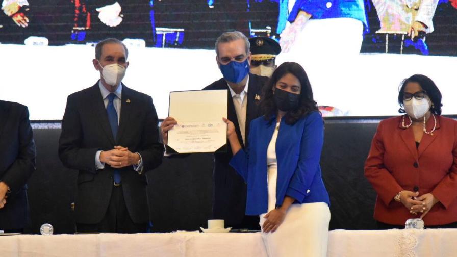Abinader encabeza entrega de certificados del Diplomado de Periodismo Ético