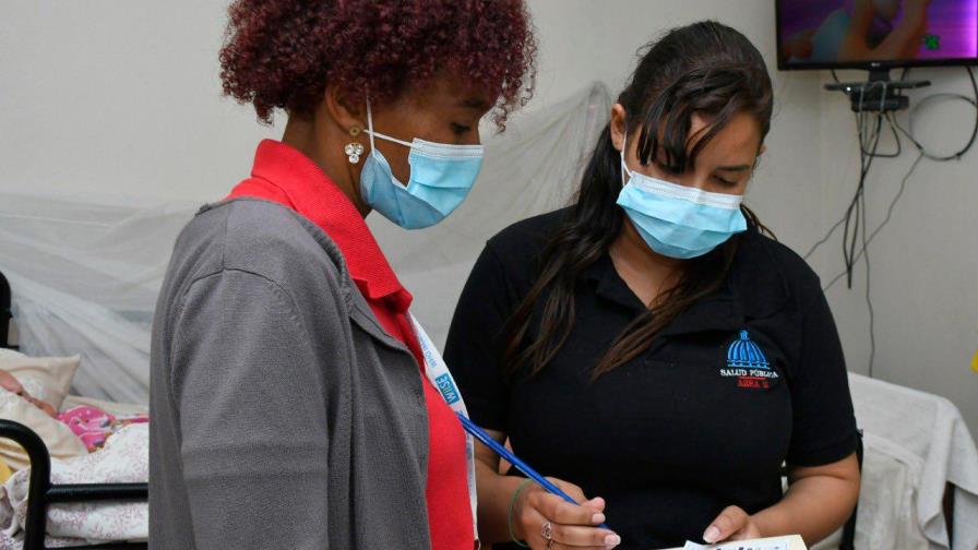 Personal de Salud Pública vacuna a señora postrada en cama en Alma Rosa