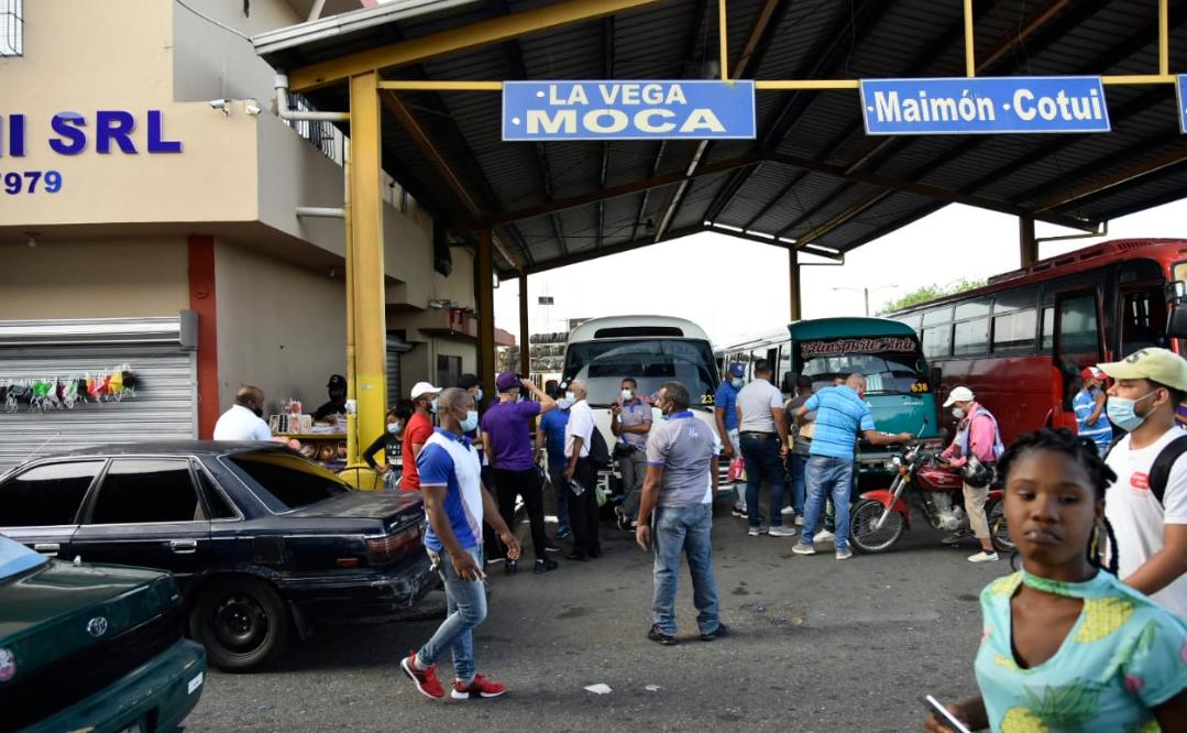 Parada en el kilómetro 9 de la autopista Duarte.