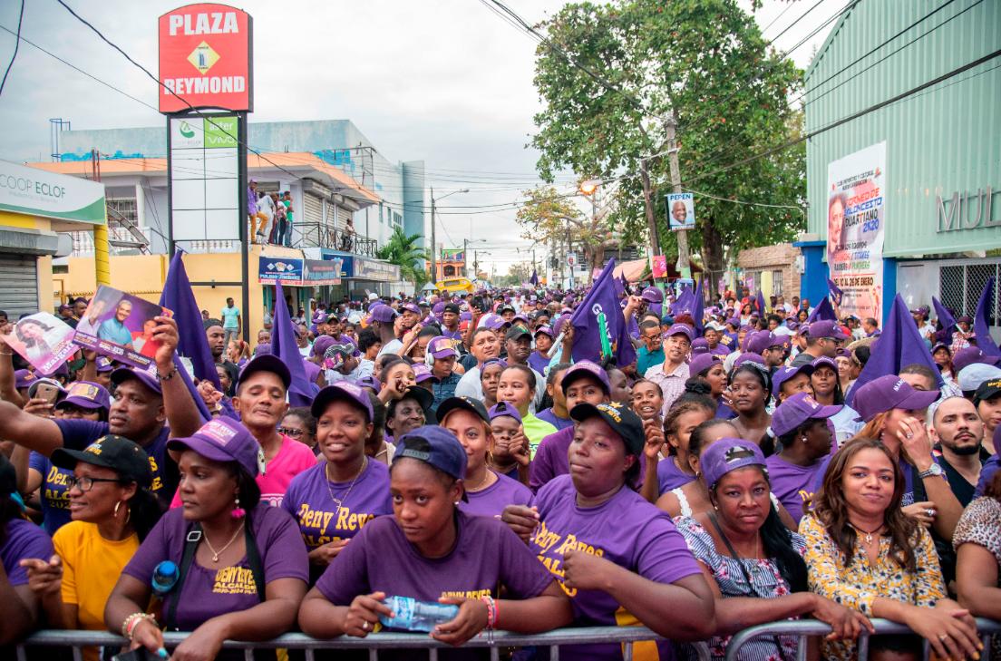 Cientos de personas estuvieron con Margarita Cedeño y Deny Reyes, candidato a alcalde. 