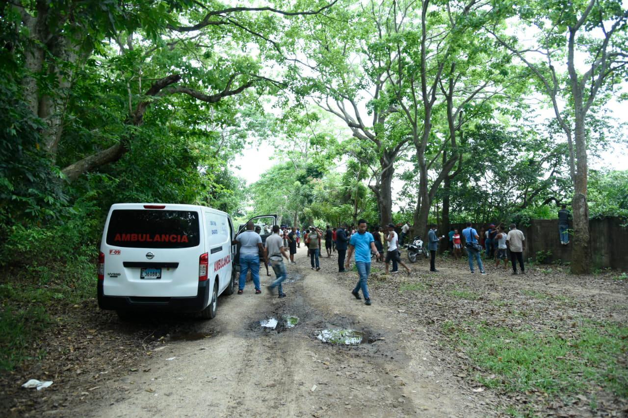 Personas en el lugar donde se encuentra el cadáver del cabo muerto Ramón Antonio Sosa, en el sector el Cachón de la Rubia, en el municipio Santo Domingo Este, este lunes 03 de mayo de 2021.