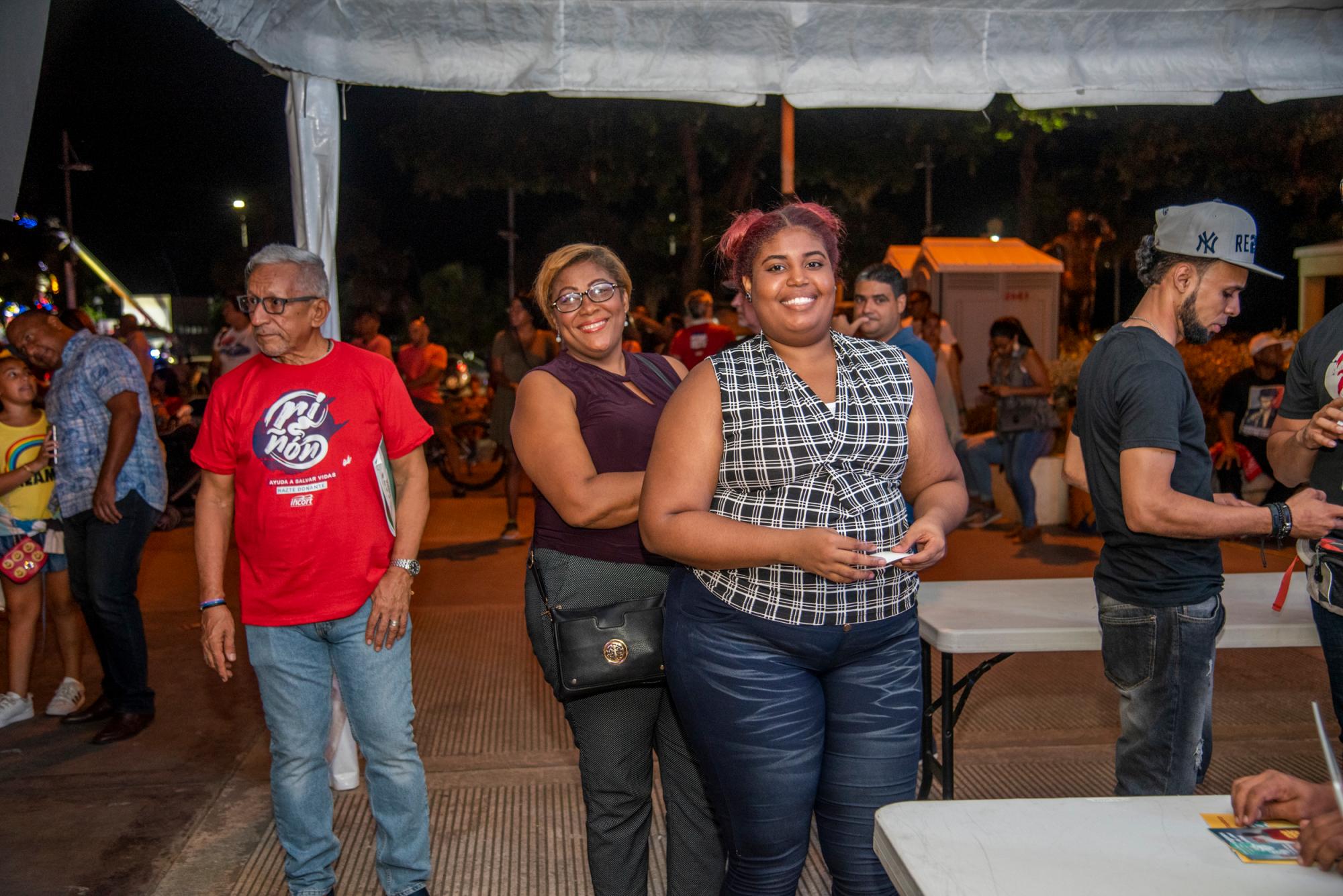 Algunas personas interesadas en donar.