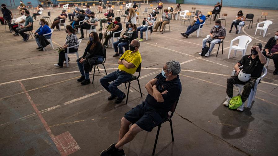 Ni la cuarentena masiva ni la vacunación logran frenar los contagios en Chile