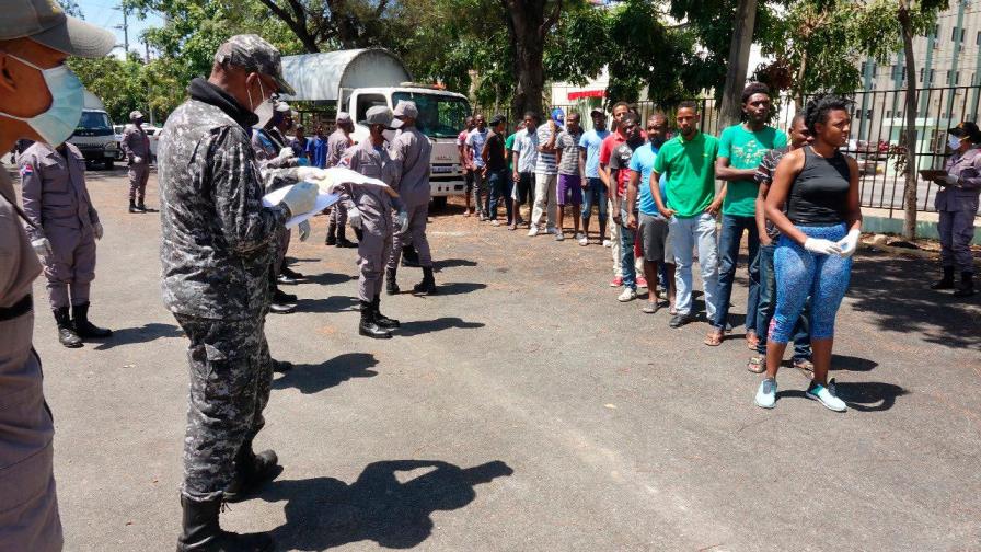 Ministerio de Defensa detiene 380 personas por no portar mascarillas