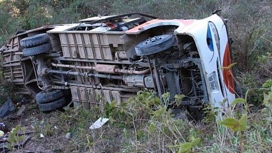 Al menos 10 muertos tras caída de minibús a un abismo en selva de Perú