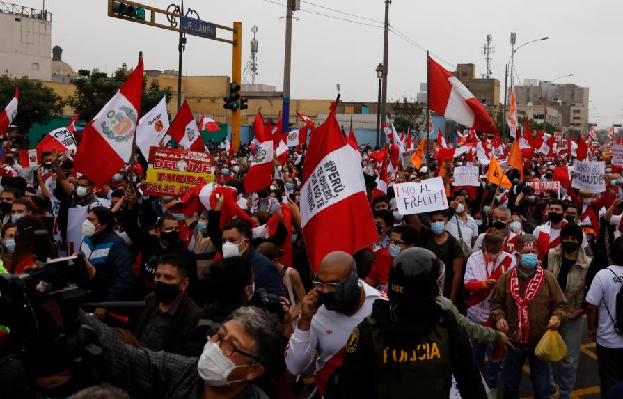 Entre gritos de fraude y pedidos de calma, Perú mantiene la tensión extrema