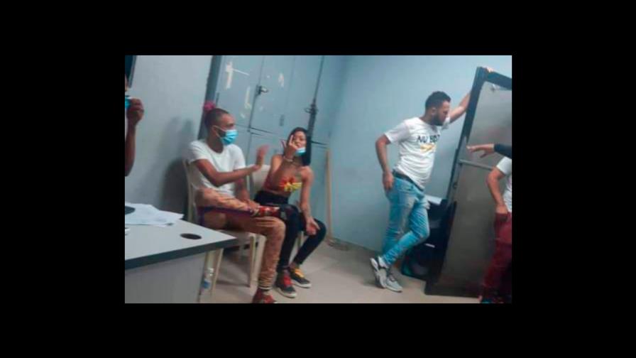 Apresan a pelotero Carlos Martínez por participar en actividad junto a “la Perversa”