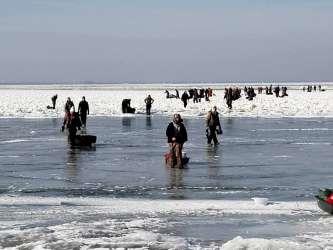 Rescatan a 46 pescadores varados en capa de hielo desprendida