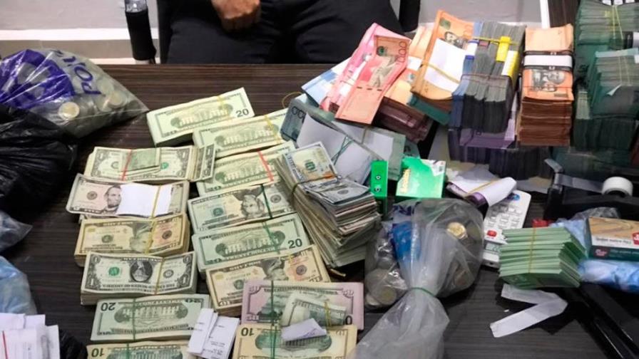 Allanan oficina de inversiones en SFM y decomisan más de RD$5 millones Allanan oficina de inversiones en SFM y decomisan más de RD$5 millones