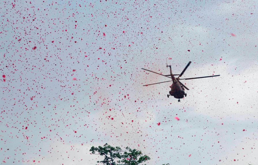 Helicóptero lanza pétalos en la India para agradecer a la Policía su lucha contra el COVID-19 
