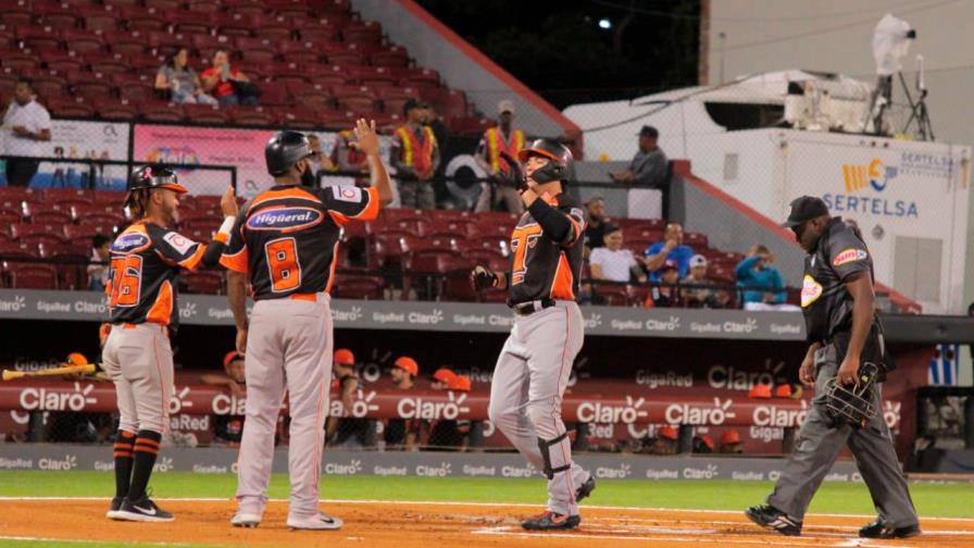 Pete O’Brien remolca seis, los Toros castigan a los Gigantes y quedan solos en primer lugar