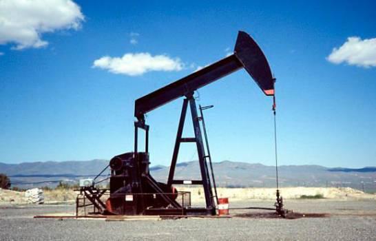El petróleo baja por el aumento de los inventarios de crudo en EE.UU.